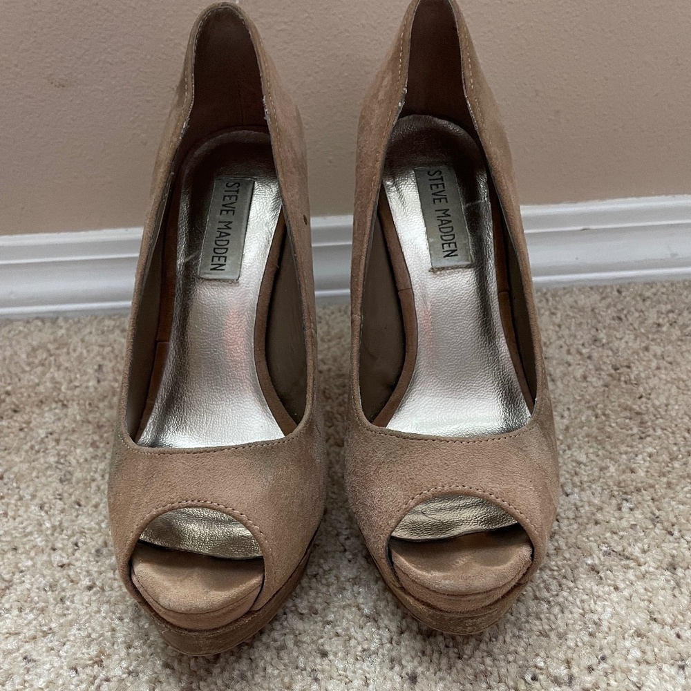 Steven Madden 5in beige suede heels